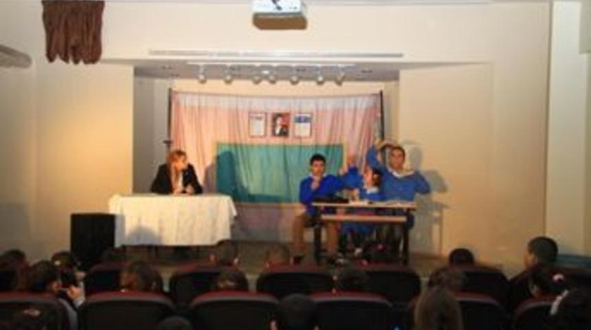 Sultangazi&rsquo;de &Ouml;ğrencilere Tiyatro