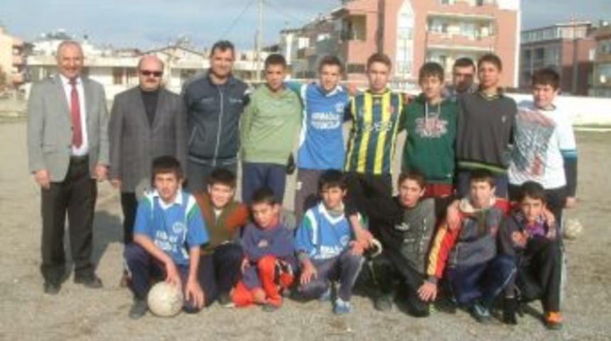 Burhaniye&rsquo;de &Ouml;ğrenciler İ&ccedil;in Futbol Kursu