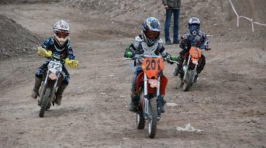 Akhisar'da Motokros Pisti A&ccedil;ıldı, İlk Yarışta Nefesler Kesildi