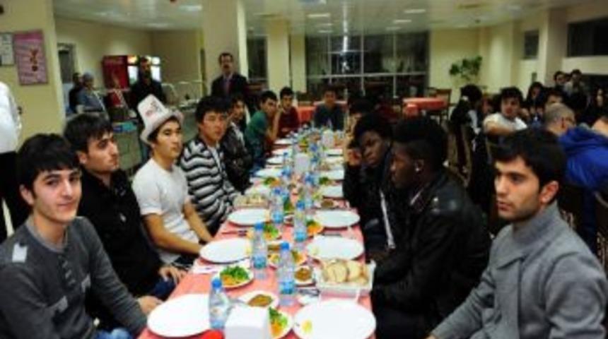 Cb&uuml;&rsquo;den Yabancı Uyruklu &Ouml;ğrencilere Akşam Yemeği
