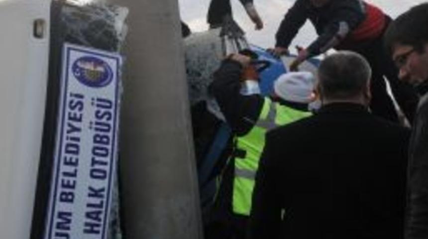 &Ccedil;orum'da Aşırı Hızlı Halk Otob&uuml;s&uuml; Fabrika Bah&ccedil;esine U&ccedil;tu: 1'i Ağır 5 Yaralı