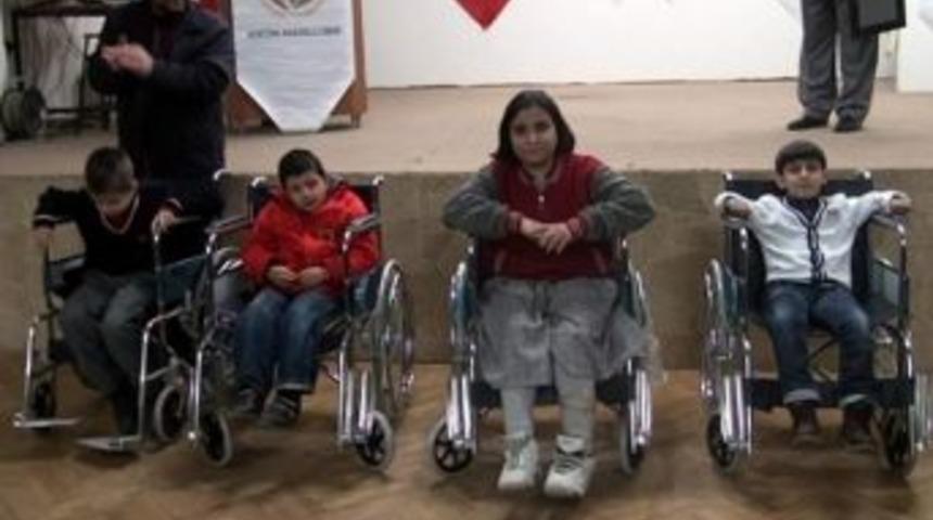 &Ouml;ğrencilerden Mavi Kapakla 4 Engelliye Tekerlekli Sandalye