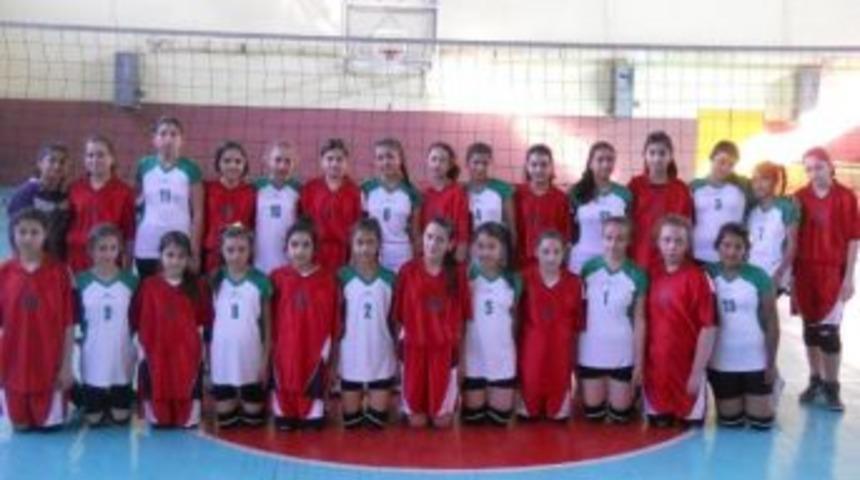 Yıldız Kız Voleybolcular İzmir Yolcusu