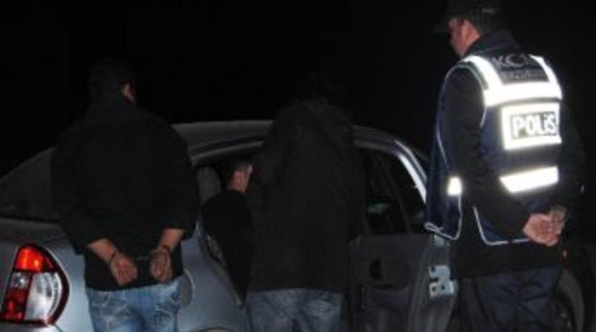 Polisten Ka&ccedil;ıp Şarampole U&ccedil;an Otomobilden 7 Bin 190 Paket Ka&ccedil;ak Sigara Ele Ge&ccedil;irildi