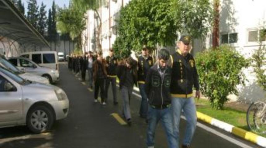 Fuhuş &Ccedil;etesine Baskın, 16 Kişi Tutuklandı