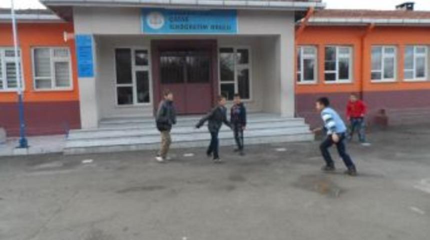 &Ouml;ğrenciler &uuml;ş&uuml;mesin diye okulu tatil etti
