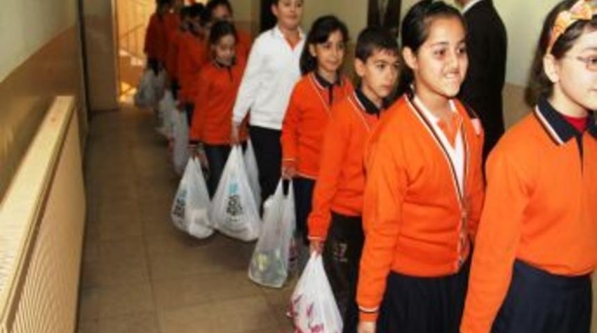 Mardinli &Ouml;ğrencilerden Suriyeli Ailelere Anlamlı Yardım