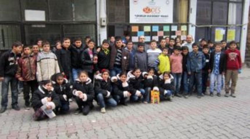 Okuma Salonu, Savur'daki &Ouml;ğrencilere Kaban Dağıttı