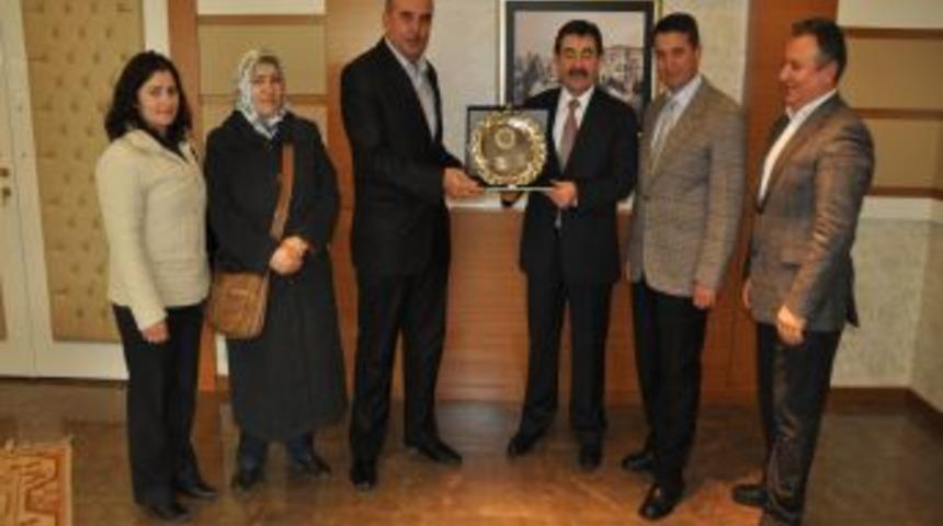 Eğitimcilerden, Başkan Odabaşı&rsquo;na Teşekk&uuml;r Plaketi