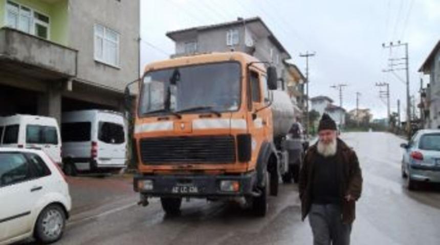 İzmit&rsquo;te Yollar Yıkanıyor