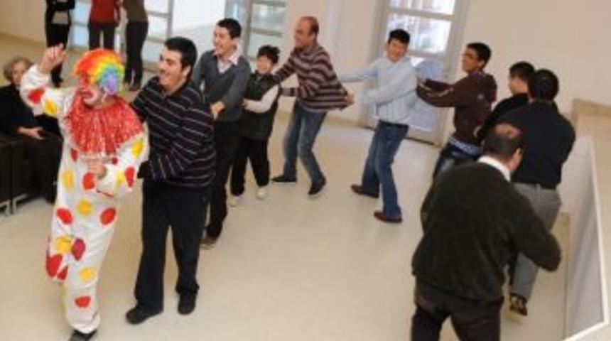 &lsquo;mickey Mouse&rsquo; &Ouml;zel &Ccedil;ocukları Eğlendirdi