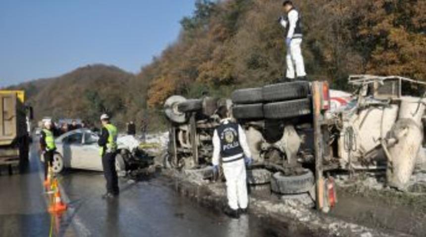 Aynı Caddede 2 Ayrı Kaza: 1 &Ouml;l&uuml;, 5 Yaralı