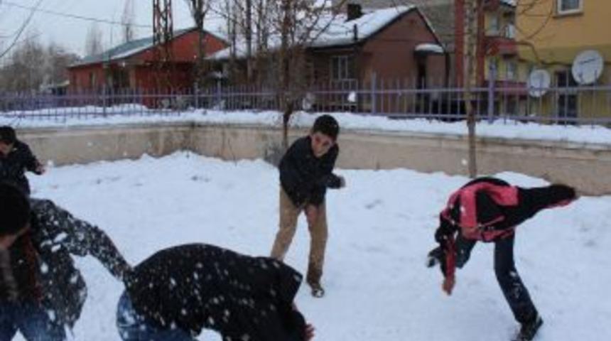 Ağrı'da Kara En &Ccedil;ok &Ccedil;ocuklar Sevindi