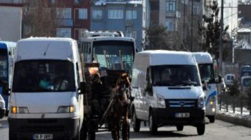 At Arabaları Yine Yollarda