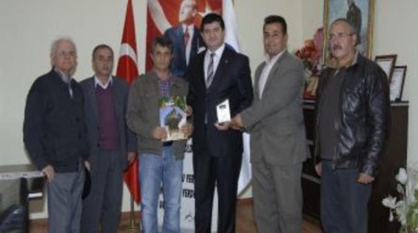 Karaca&ouml;ren K&ouml;y&uuml; Muhtarından Arı&rsquo;ya Plaket