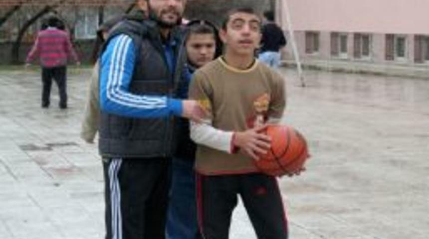 Beden Eğitimi B&ouml;l&uuml;m&uuml; &Ouml;ğrencileri, &Ouml;zel &Ccedil;ocuklara Spor Eğitimi Veriyor