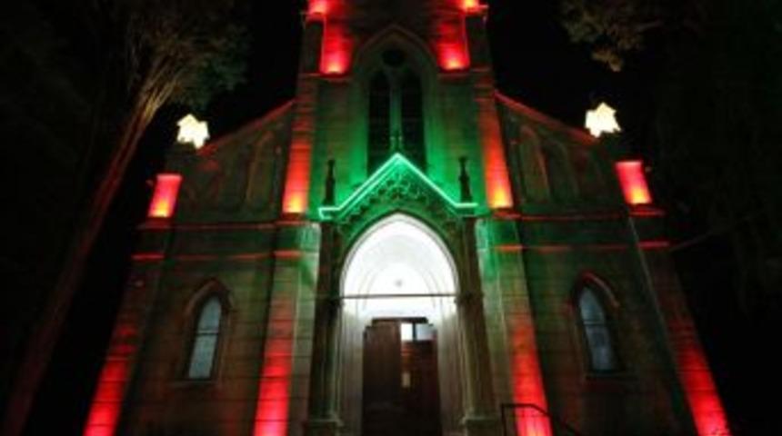 Karşıyaka Belediyesi Noel I&ccedil;in Kiliseyi Işıklandırdı