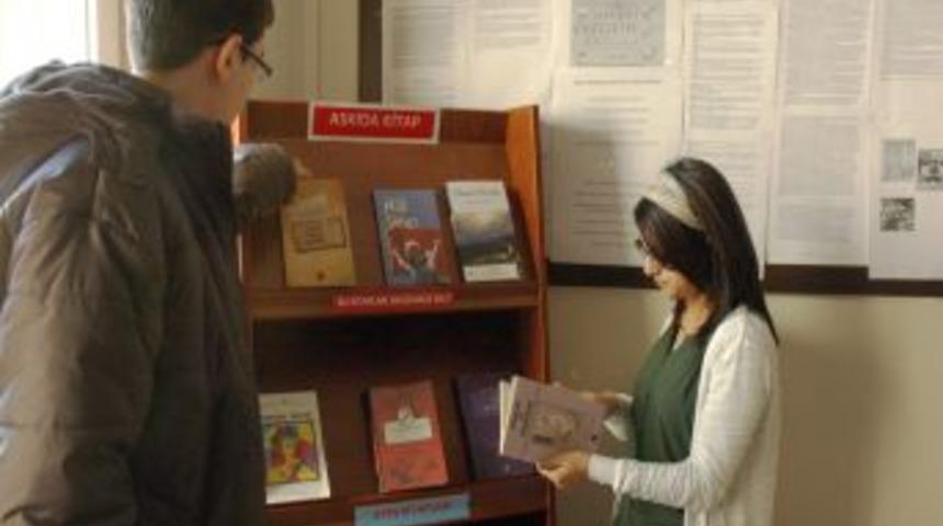 Okulda &Ouml;ğrencilere 'askıda Kitap'