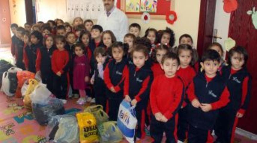Minik &Ouml;ğrenciler Suriyeli M&uuml;lteci &Ccedil;ocuklar I&ccedil;in Kıyafetlerini G&ouml;nderdi
