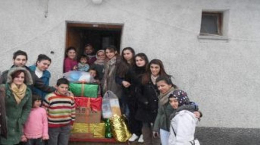 &Uuml;niversiteli &Ouml;ğrenciler, İhtiya&ccedil; Sahibi Aileler İ&ccedil;in Yardım Topladı