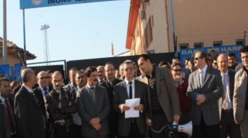 Okul M&uuml;d&uuml;r&uuml; Ve Yardımcısının Bı&ccedil;aklanması Protesto Edildi