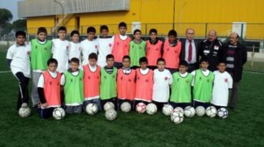 Salihli&rsquo;de 70 &Ccedil;ocuğa Futbol Kursu Veriliyor