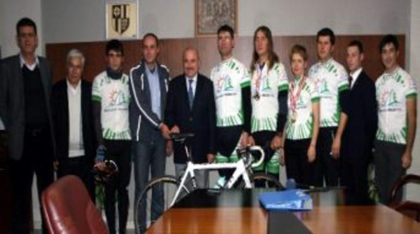 Aydınlı Bisikletcilerden Ayto&rsquo;ya Ziyaret