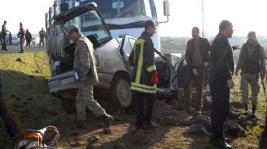 Kamyon otomobili şarampole yuvarladı: 2 &ouml;l&uuml;