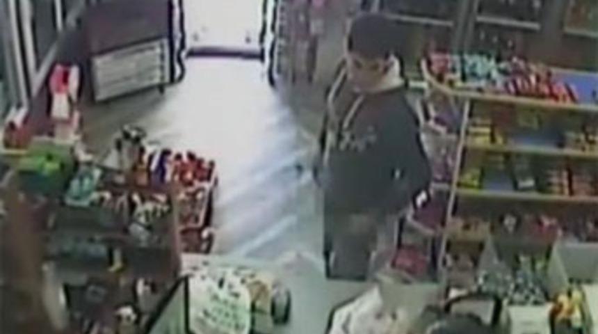 Kadın kasiyere cinsel organını g&ouml;sterdi