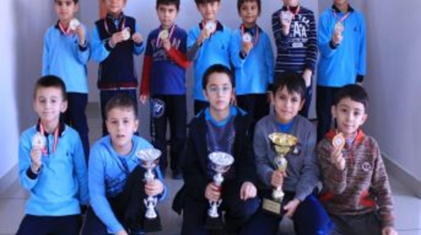 Yusuf Tanık &Ouml;ğrencileri Satran&ccedil; Turnuvasında Iki Madalya Kazandı