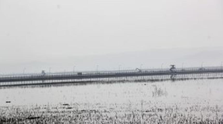 Sel Suları Hatay Havaalanı'nı Tehdit Ediyor