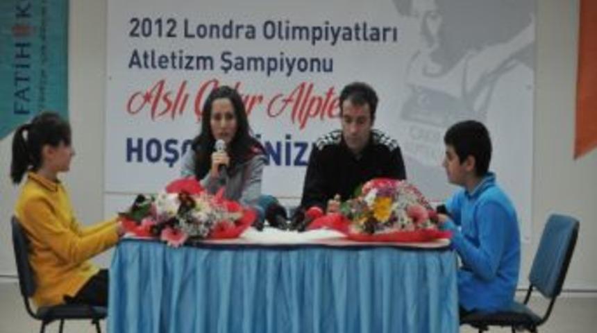 Alptekin &Ouml;ğrencilerle Bir Araya Geldi