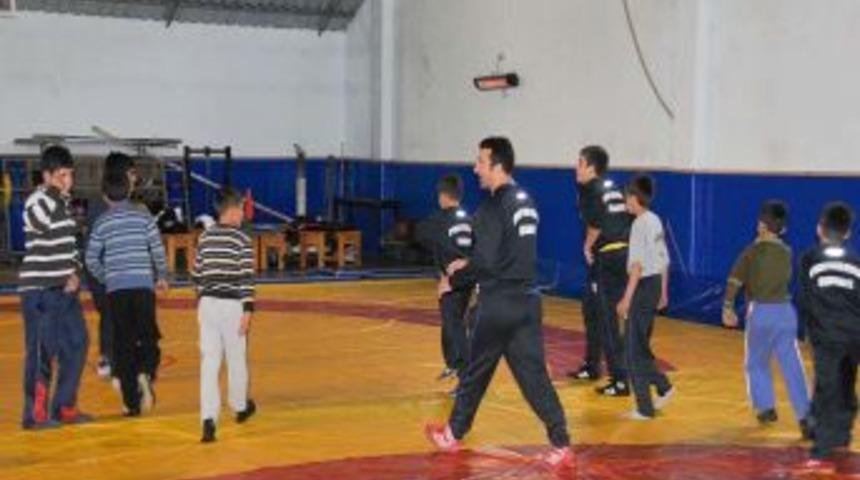 Osmaniyeli Gen&ccedil;ler Spor Merkezine Koşuyor