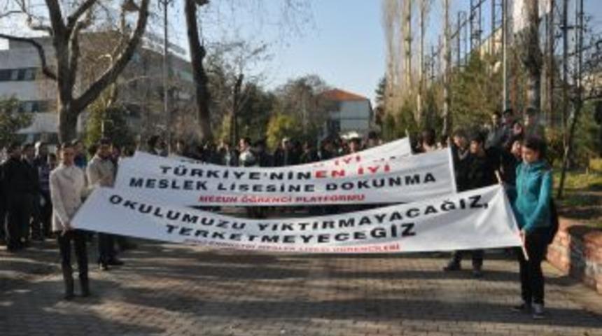 &Ouml;ğrenciler, Okullarının Yıkılmaması I&ccedil;in Yol Kapattı