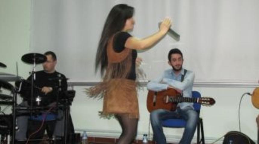 Myo &Ouml;ğrencileri Grup &ldquo;kokteyl&rdquo; Konseri İle Doyasıya Eğlendi