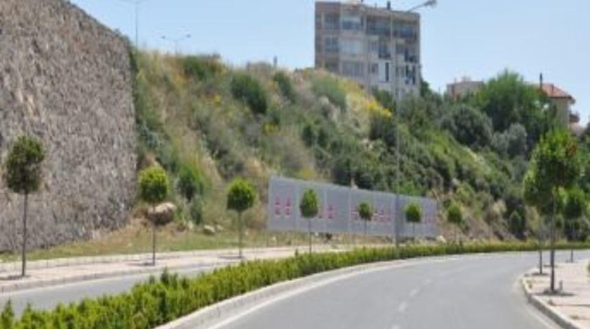 Aliağa Belediyesi'nin Yeşil Alan &Ccedil;alışmaları S&uuml;r&uuml;yor