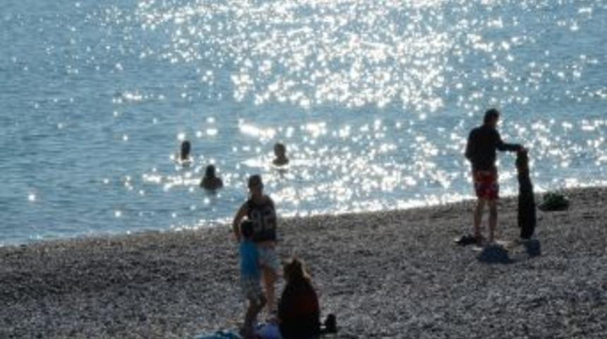 Antalya&rsquo;da Yazdan Kalma Bir G&uuml;n Yaşanıyor