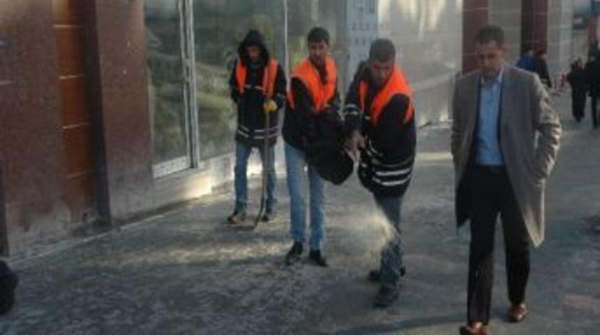 Buz Tutan Kaldırımlar Tuzlandı