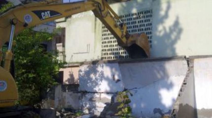 Akdeniz Belediyesi 2 Metruk Binayı Yıktı
