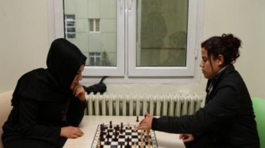 Adıyaman &Uuml;niversitesi'nde Fak&uuml;ltelere Satran&ccedil; Sehpaları Konuldu