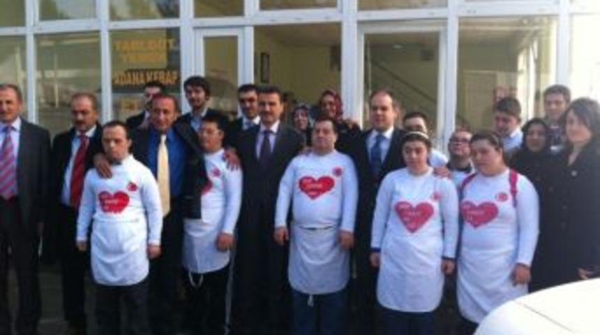 &Ccedil;ağatay Kılı&ccedil;, Down Sendromlu &Ccedil;ocukları Ziyaret Etti