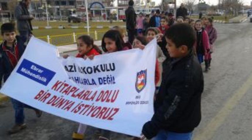 Muşlu &Ccedil;ocuklar, 'Silaha Hayır, Kitaba Evet' Dedi