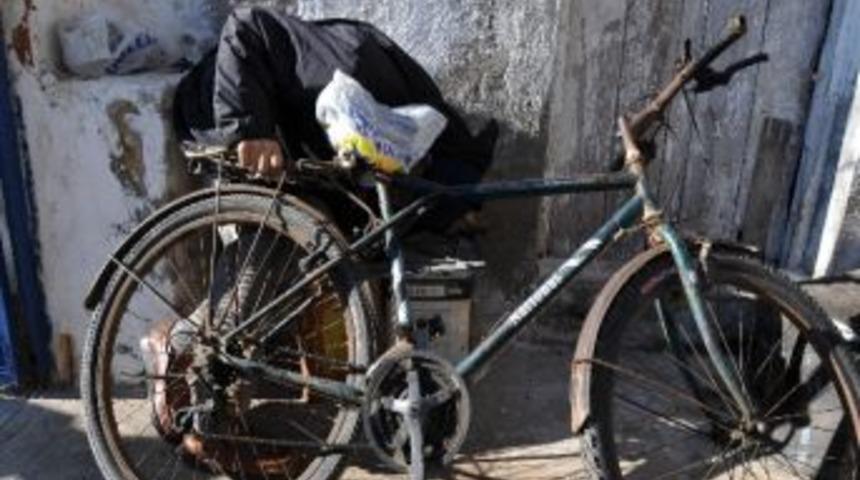 Bisikletinin &Uuml;zerinde &Ouml;ld&uuml;