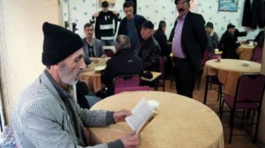 Kahvehanelere Kitaplık Yapıldı