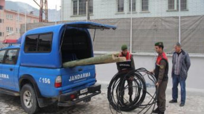 &Ccedil;aldıkları Kabloları Yakarken Yakalandılar