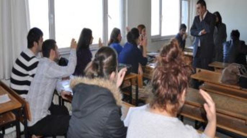 Rekt&ouml;r La&ccedil;iner &Ouml;ğrencileri Dinledi