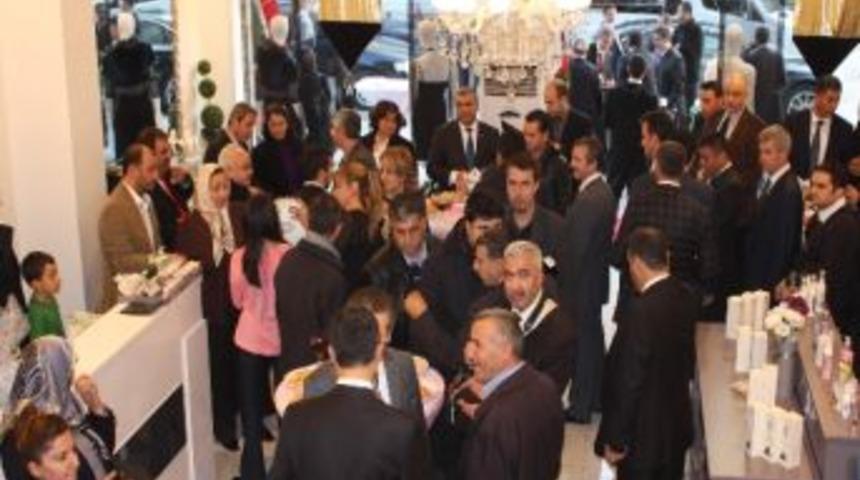 Bakan Şahin Gaziantep&rsquo;te Mağaza A&ccedil;ılışına Katıldı