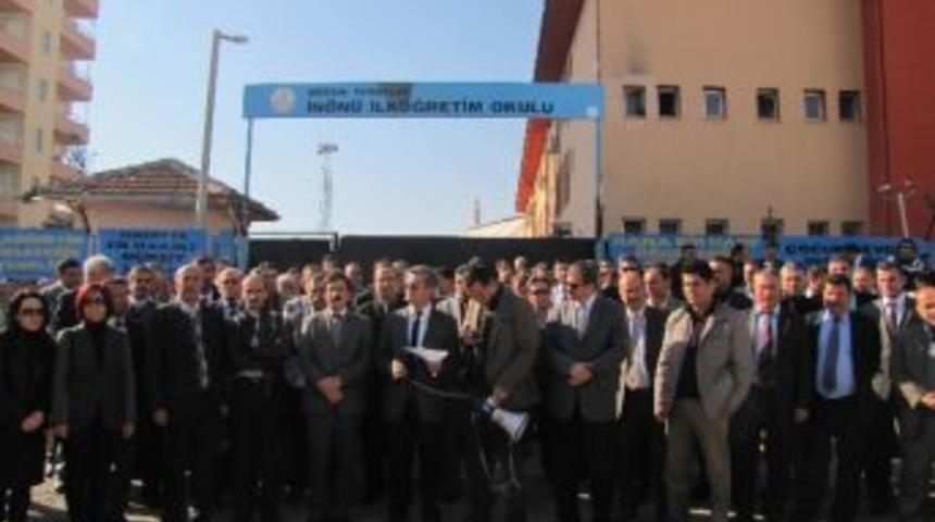 Okul M&uuml;d&uuml;r&uuml;n&uuml;n Bı&ccedil;aklanması Protesto Edildi