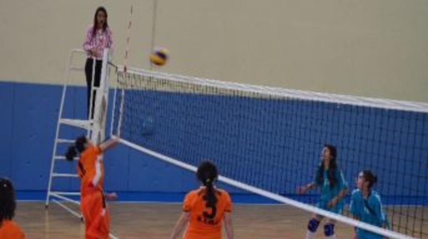 Voleybol Ma&ccedil;ları S&uuml;r&uuml;yor