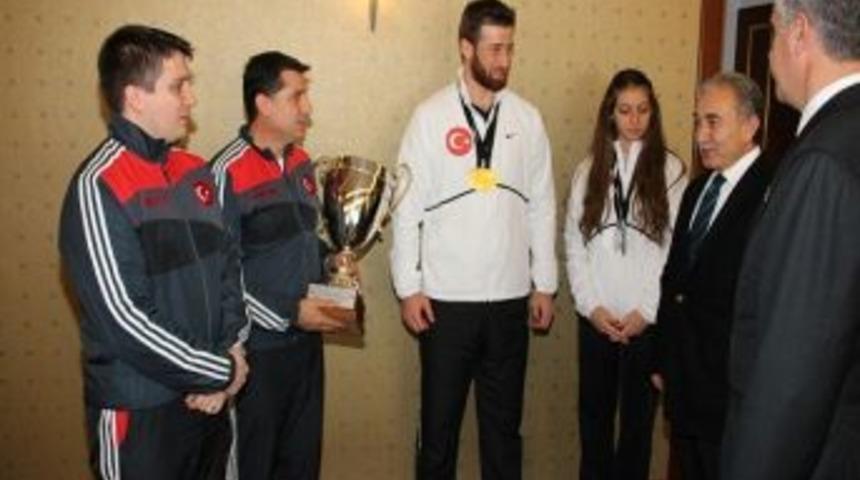 Şampiyonlar Vali B&uuml;y&uuml;k&rsquo;&uuml; Ziyaret Etti